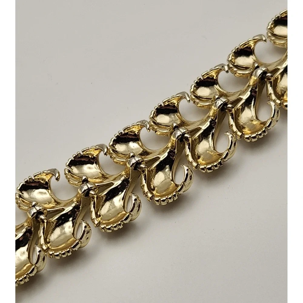 Vintage Lisner Gold Tone Textured Leaf Link Bracelet 7